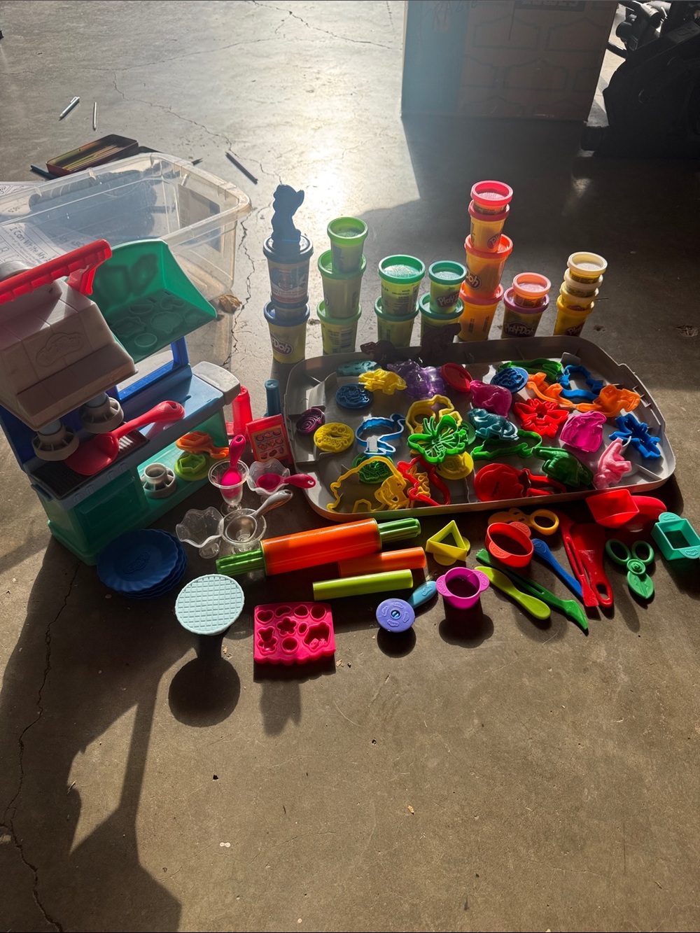Play-Doh kitchen, ice cream shoppe, various molds with Bright Multicolor Tools